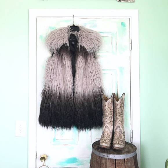 Moda International Jackets & Blazers - 🌵Faux Fur Black & Grey Ombré Vest Size XS🌵